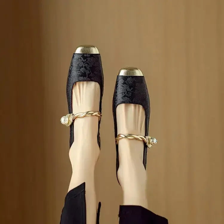 Sarah | Classic Strap Shoes with an Elegant Look