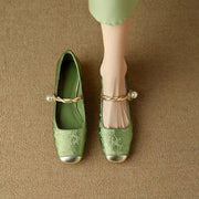 Sarah – Classic Strap Shoes with an Elegant Look
