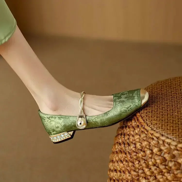 Sarah | Classic Strap Shoes with an Elegant Look