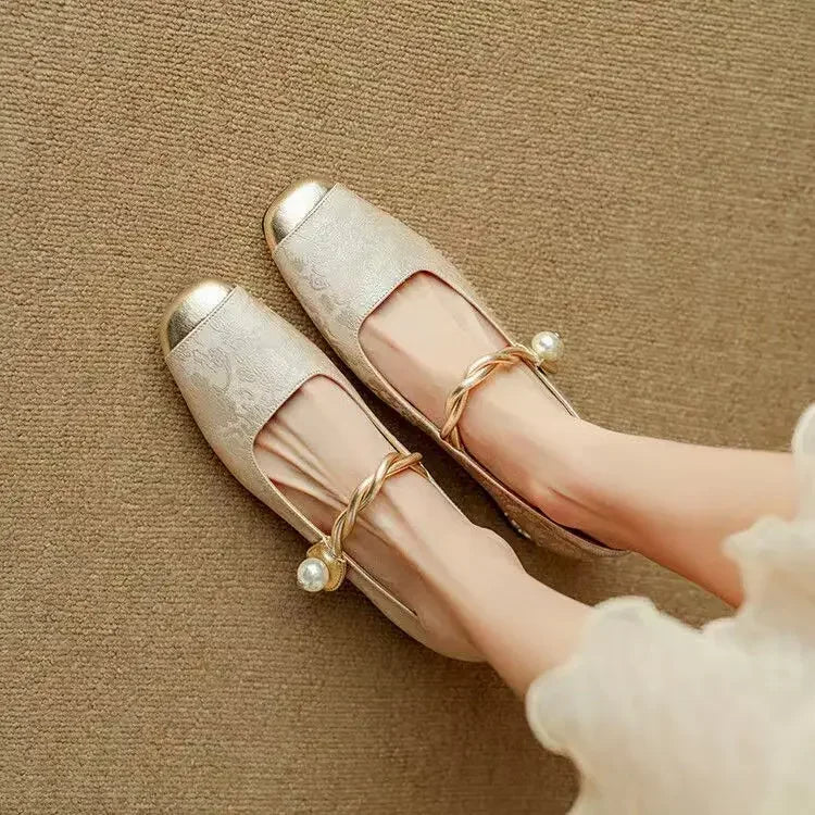 Sarah | Classic Strap Shoes with an Elegant Look