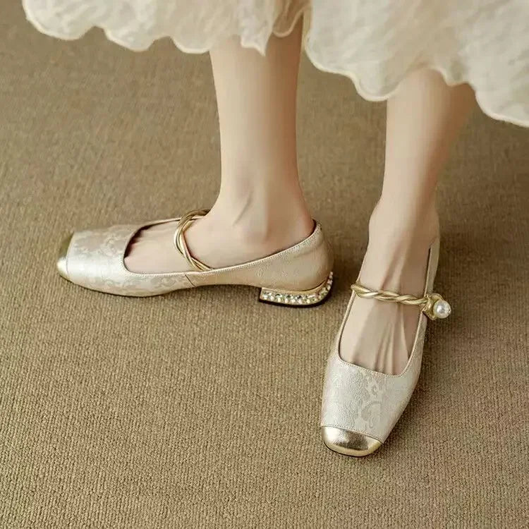 Sarah | Classic Strap Shoes with an Elegant Look